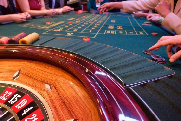 The Thrill of the Virtual Roll: Exploring the World of Online Casinos